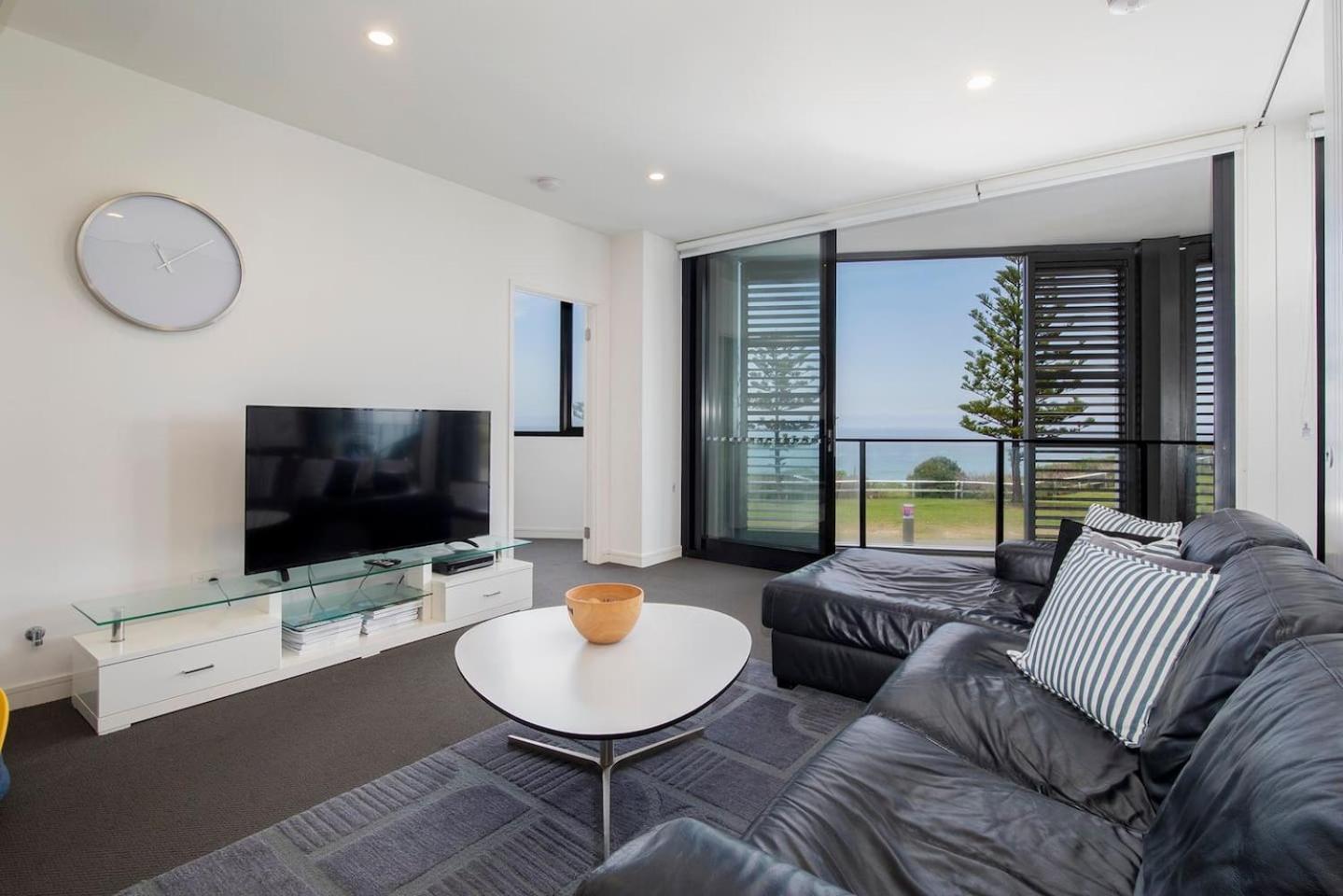 The Sandpiper - A Newy Beachfront Beauty Apartment