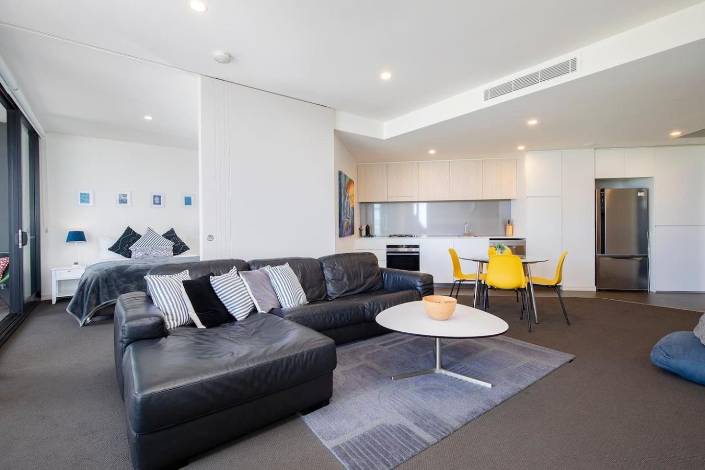 The Sandpiper - A Newy Beachfront Beauty