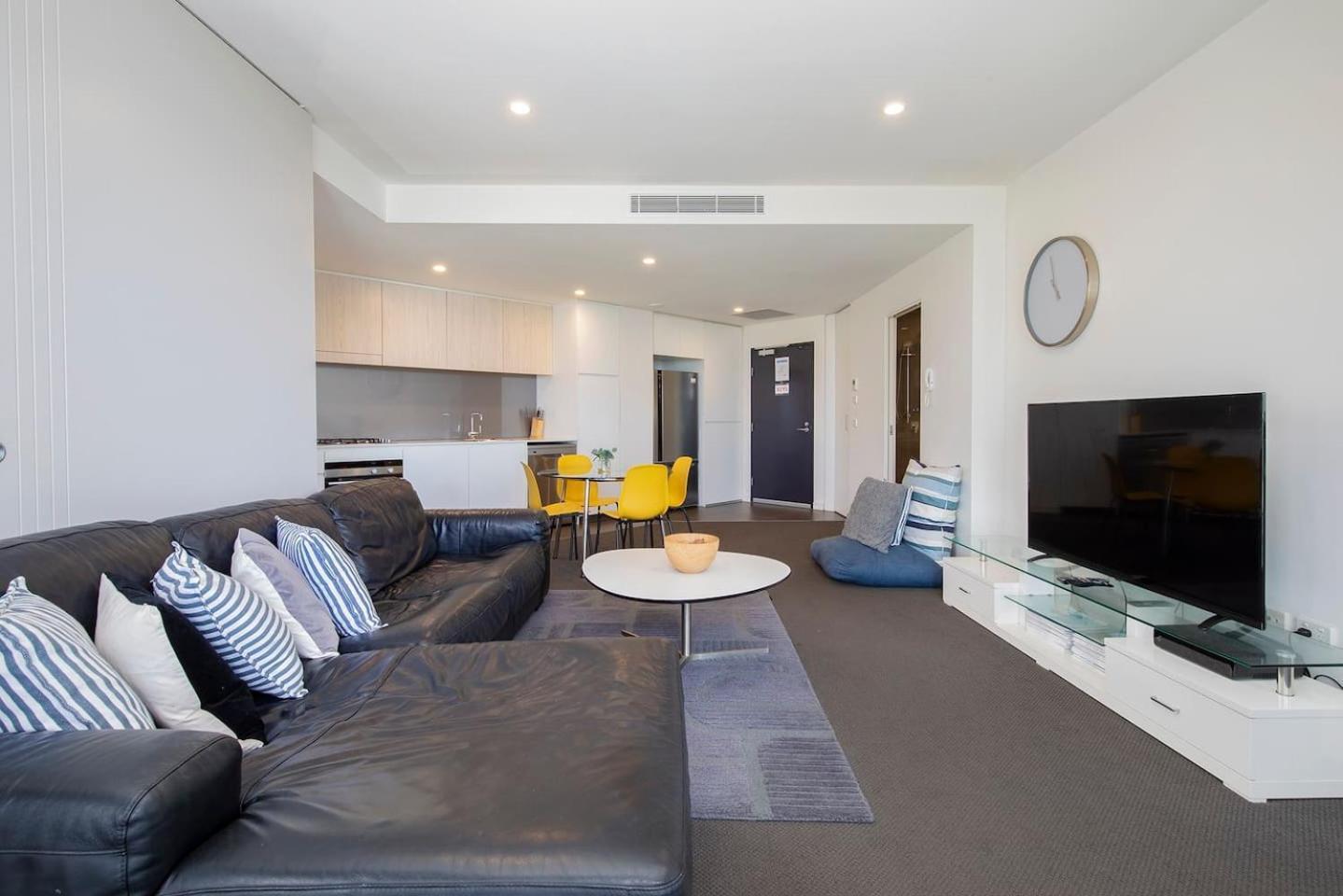 The Sandpiper - A Newy Beachfront Beauty *